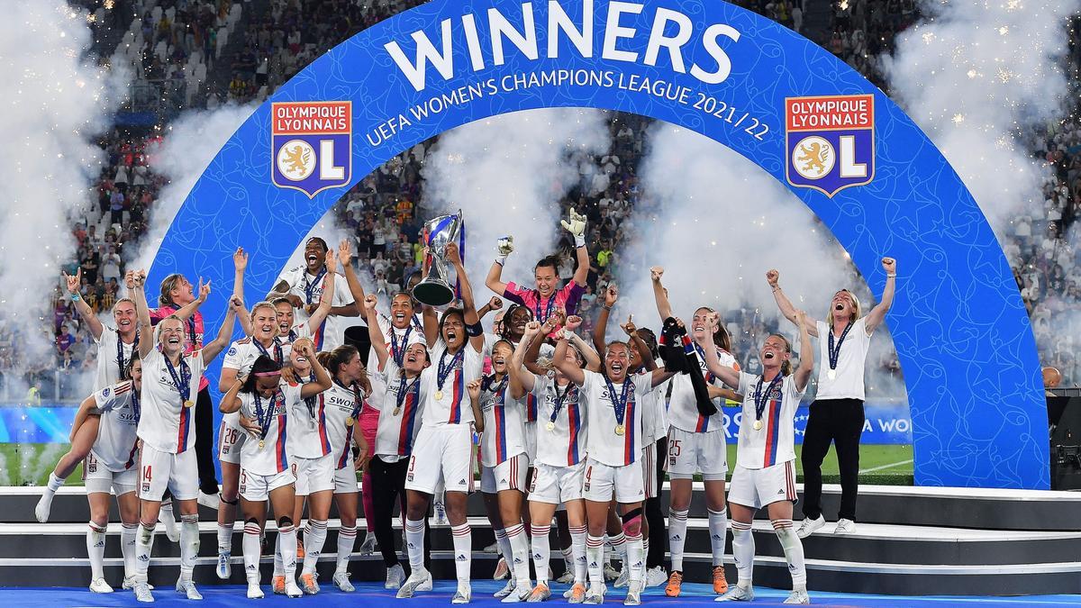 El Olympique de Lyon femenino celebra la conquista del título al vencer al Barça en la final.