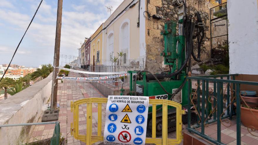 Paseo de Chil cierra al tráfico para sacar la maquinaria tras el arreglo de la ladera