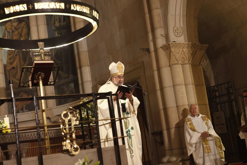 Misa del Día de Todos los Santos oficiada por el arzobispo de Oviedo