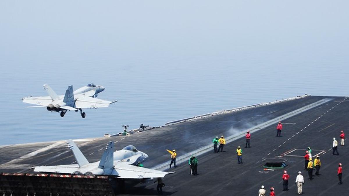 Un caza de EEUU despega del portaviones 'USS George H. W. Bush', desde el que se ha lanzado el ataque contra los yihadistas.