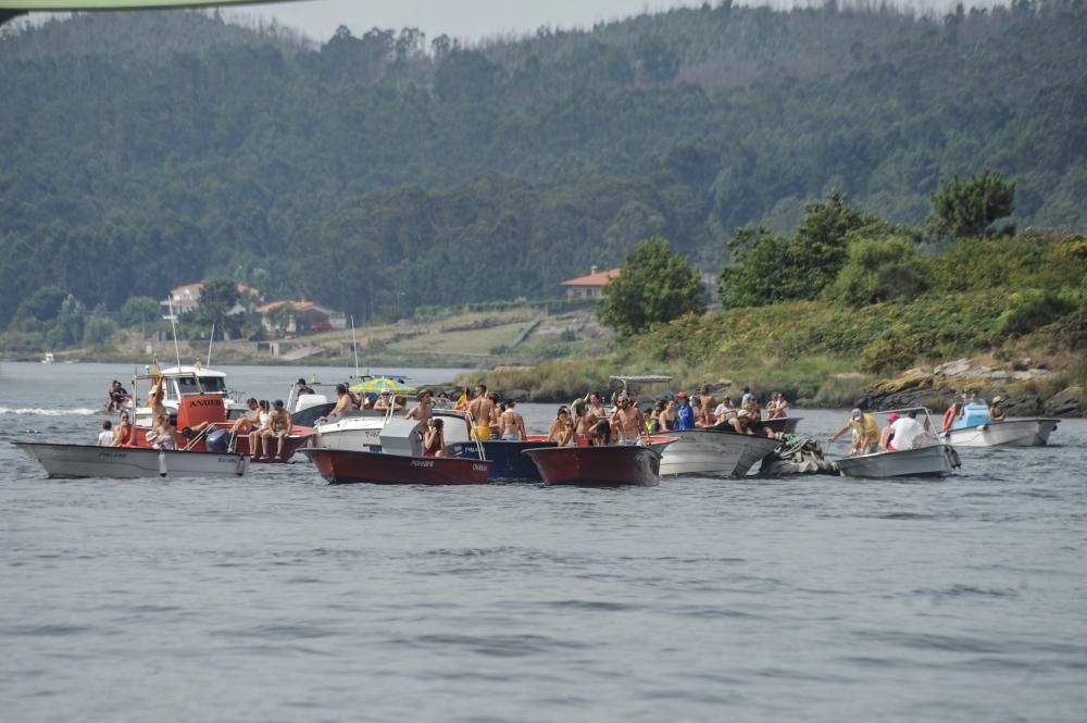 Las hordas vikingas desembarcan con sus armas y sus gritos de guerra en Catoira ante 30.000 personas.