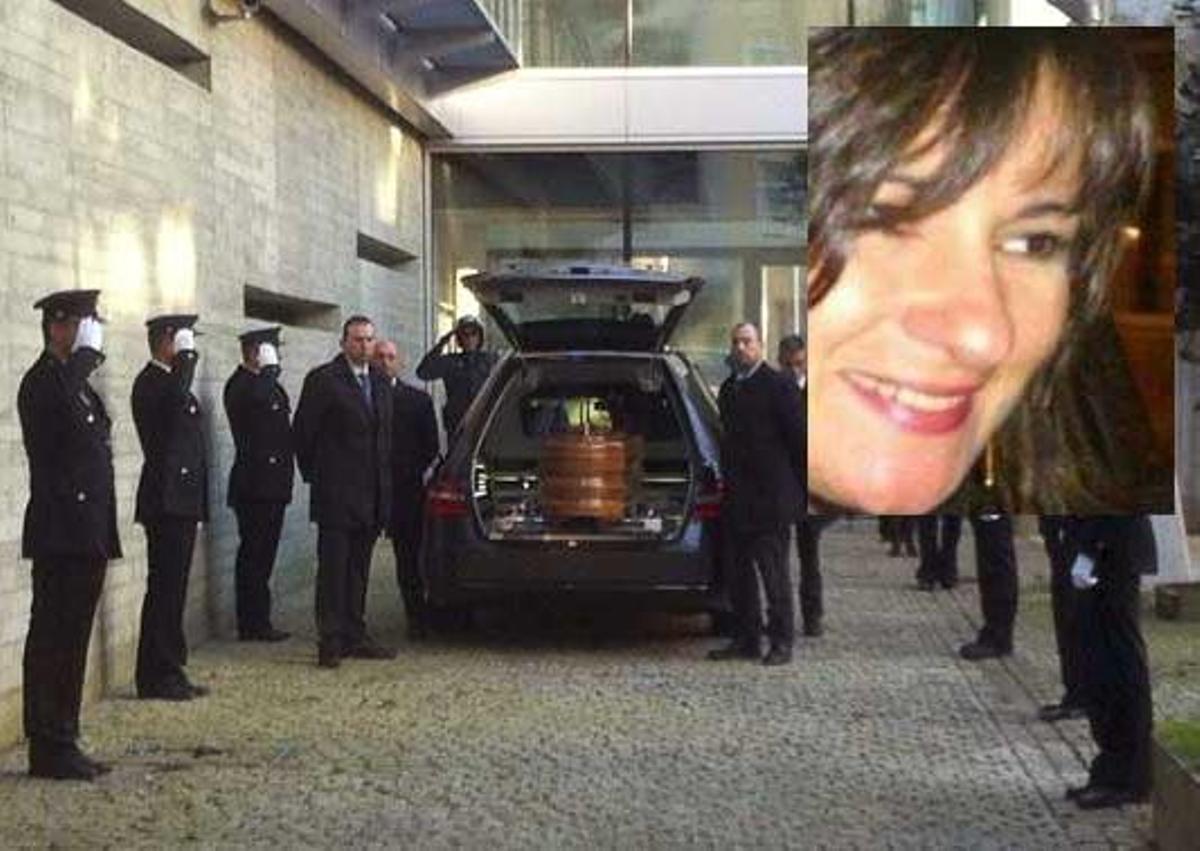 El féretro con los restos de la agente fallecida.