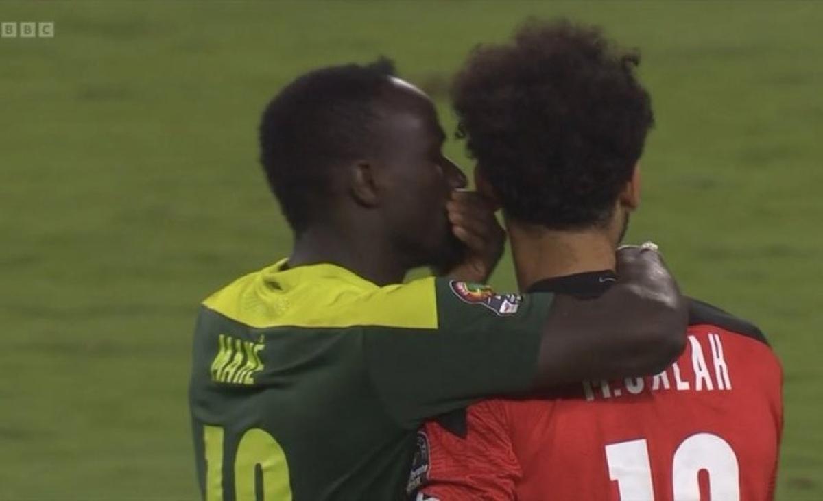 Mané consuela a Salah tras la final de la Copa África