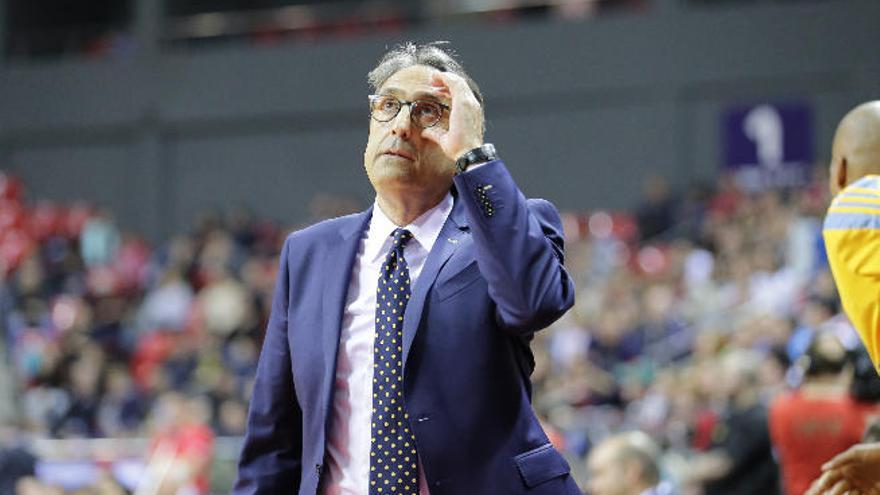 Luis Casimiro mira el marcador del Basket-Hall de Krasnodar.