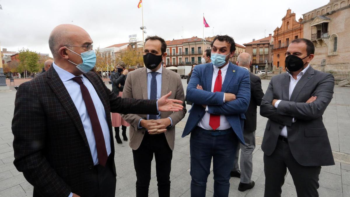 A la derecha el presidente de la Diputación de Zamora y el alcalde de Toro junto al consejero de Agricultura en Medina del Campo