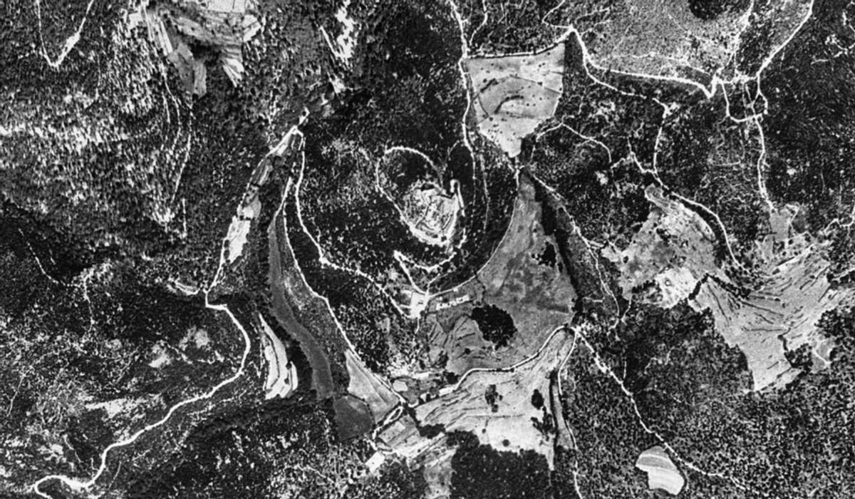 Imatge aèria de la muntanya de Requesens feta entre 1956-1957. | CNIG