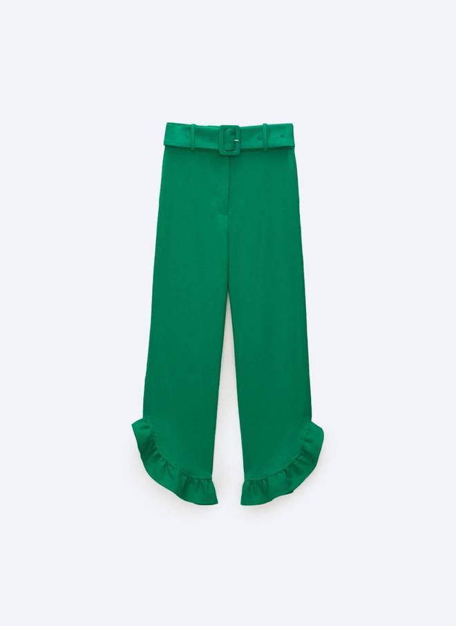 Pantalón verde con cinturón y bajo volante asimétrico de Uterqüe