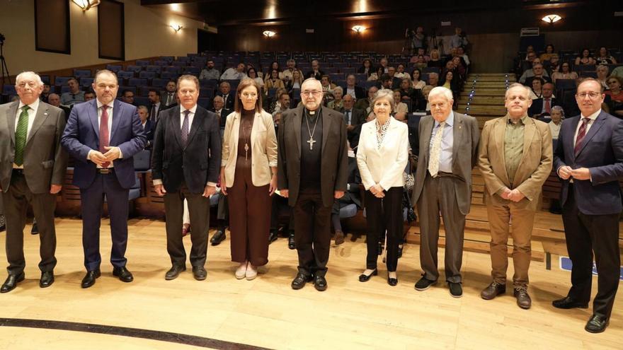 Por la izquierda, Dámaso Bances, Carlos Paniceres, Félix Baragaño, Dolores García de Miguel, Jesús Sanz Montes, Elda Mata, Ignacio García-Arango, Gustavo Bueno Sánchez y Mario Arias. | Mario Canteli