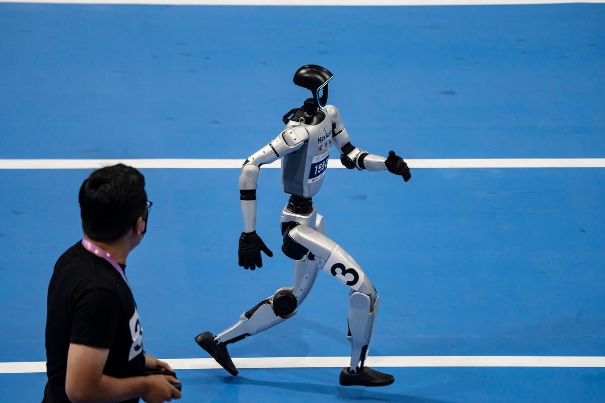 Un robot humanoide compite en la carrera de 1500 metros durante los Juegos Mundiales de Robots Humanoides en Pekín, China, el viernes 15 de agosto de 2025. El evento se celebra hasta el 17 de agosto. Fotógrafo: Qilai Shen/Bloomberg