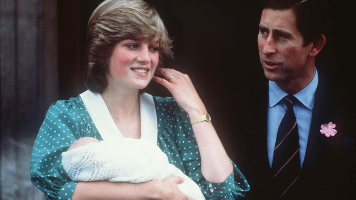 La princesa Diana, con Guillermo recién nacido en brazos, junto al príncipe Carlos, a la salida del hospital londinense de St. Mary's.