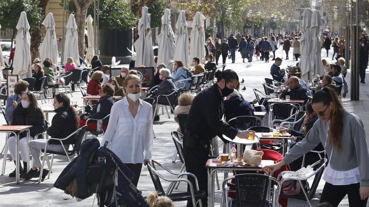 Veladores en el Bulevar de Gran Capitán, Córdoba.