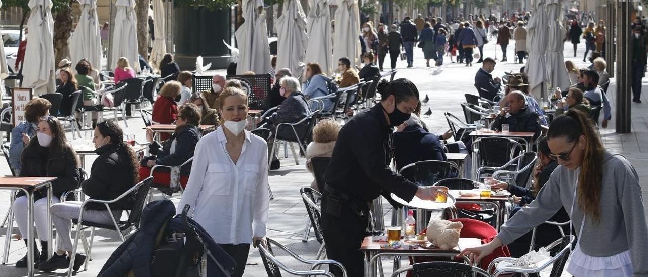 Veladores en el Bulevar de Gran Capitán, Córdoba.