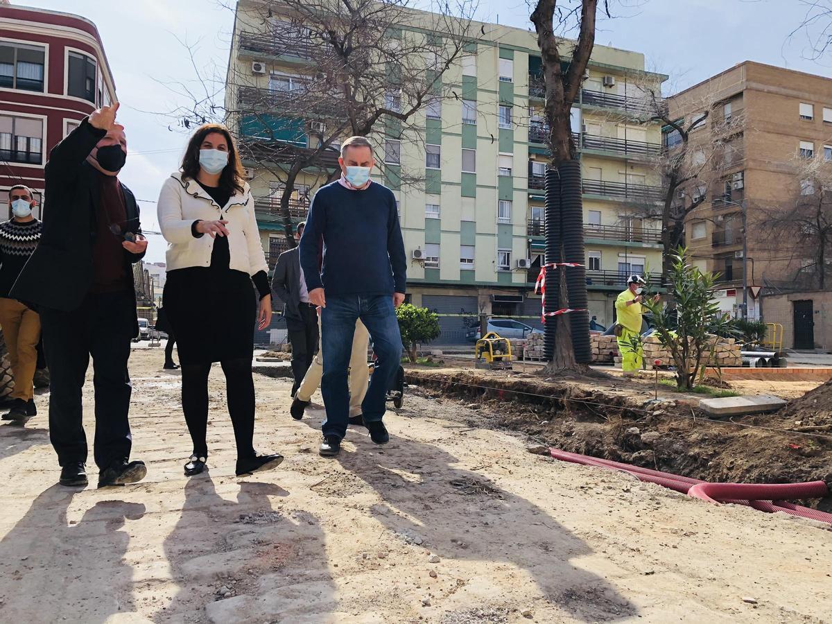 Sandra Gómez, durante la visita, en la zona pavimentada.