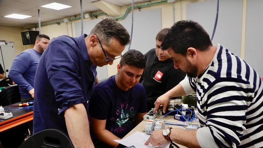 Un curso de Cruz Roja y Femeval busca empleo para 13 personas y solucionar la falta de técnicos en ascensores tras la dana