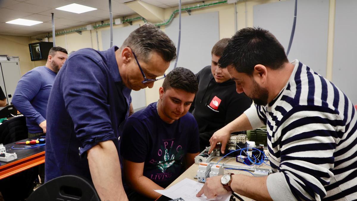 Un curso de Cruz Roja y Femeval busca empleo para 13 personas y solucionar la falta de técnicos en ascensores tras la dana