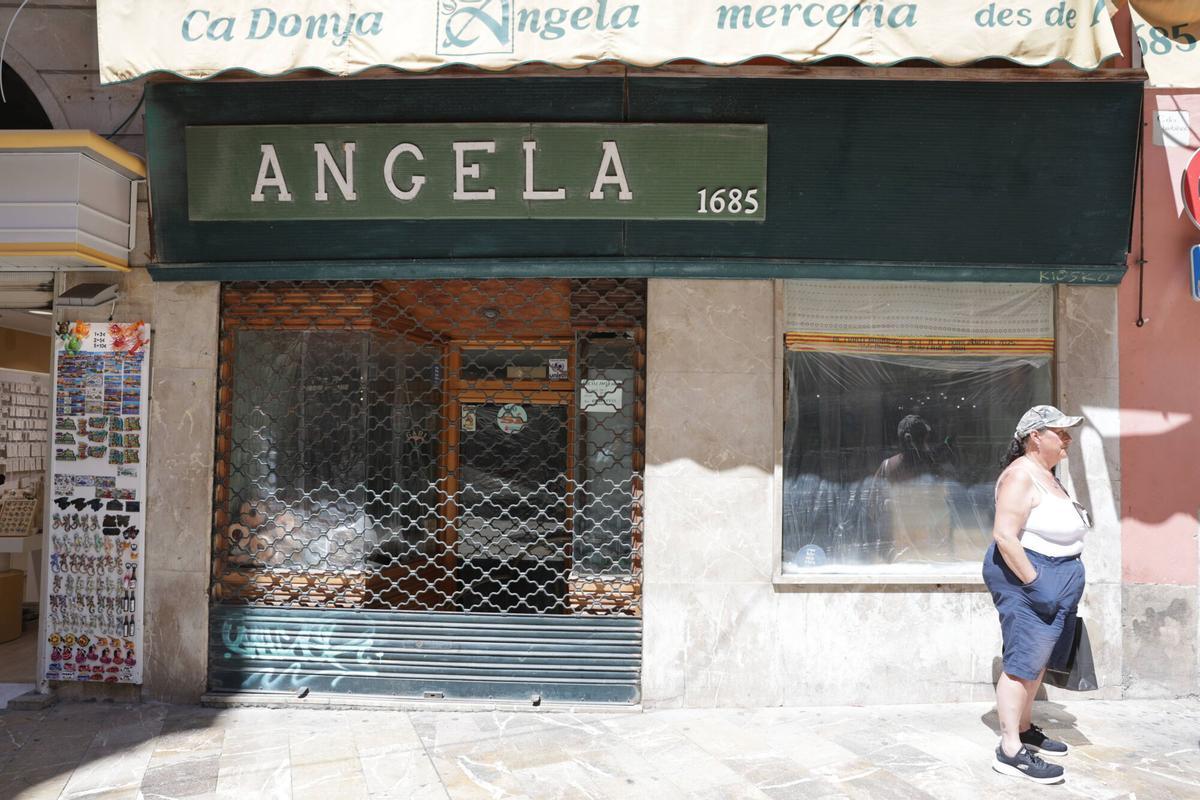 Fachada de la mercería Ca Donya Àngela. El local se vende