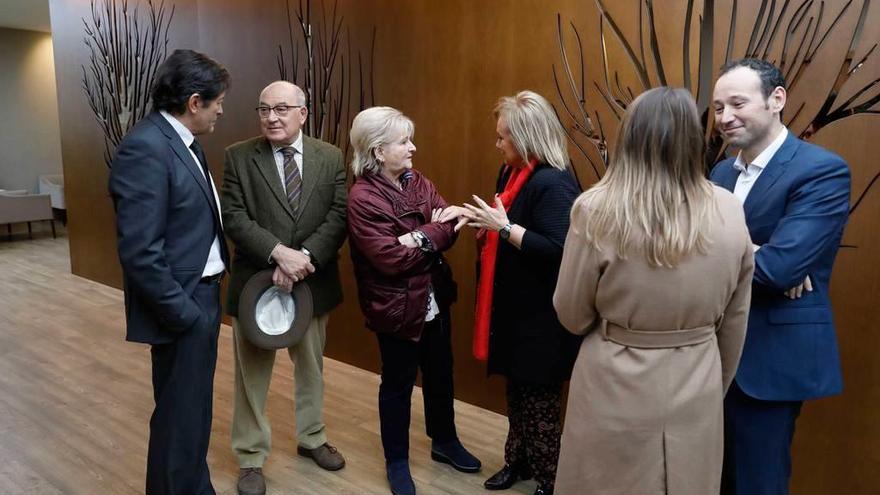 Javier Fernández, a la izquierda, acompañado en el tanatorio por Rodríguez-Vigil, Carmen Fernández (esposa del expresidente regional), Mercedes Fernández, Elena Fernández (hija de Javier Fernández) y Guillermo Martínez.