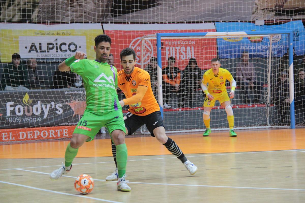 Moslem protege el balón durante el partido.