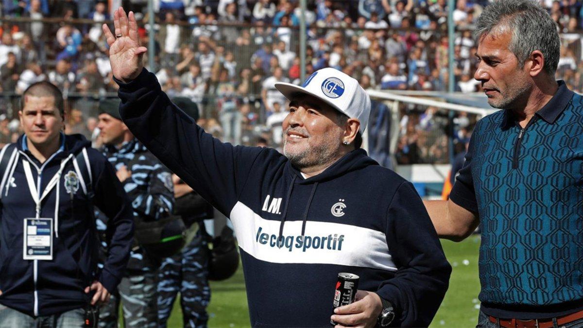 Maradona se estrenó en un estadio repleto