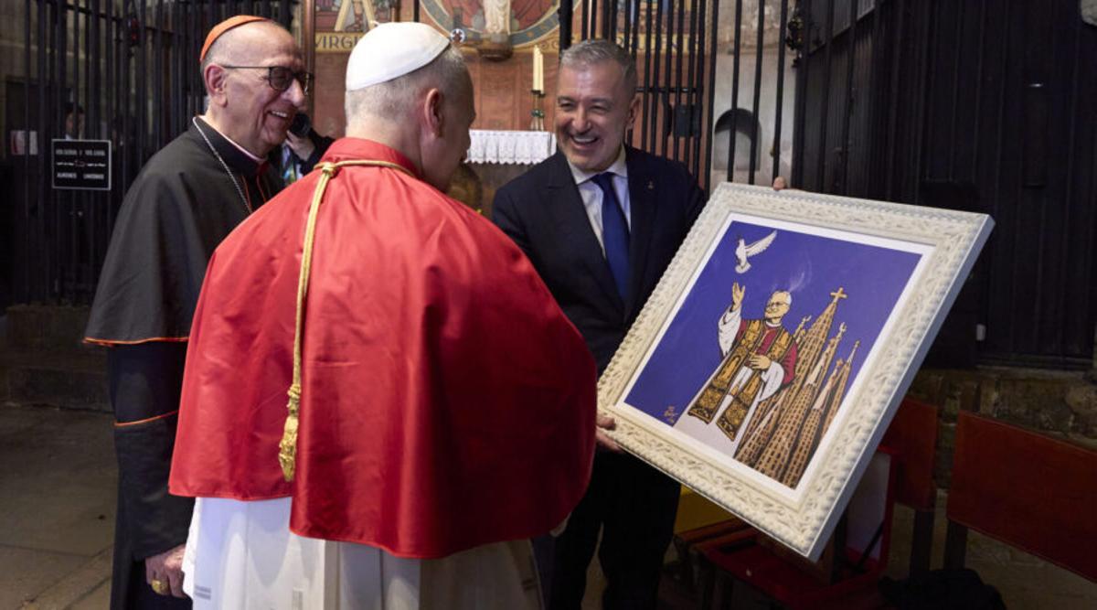 Collboni entregando al Pontífice un cuadro de Tvboy, acompañado del cardenal Omella