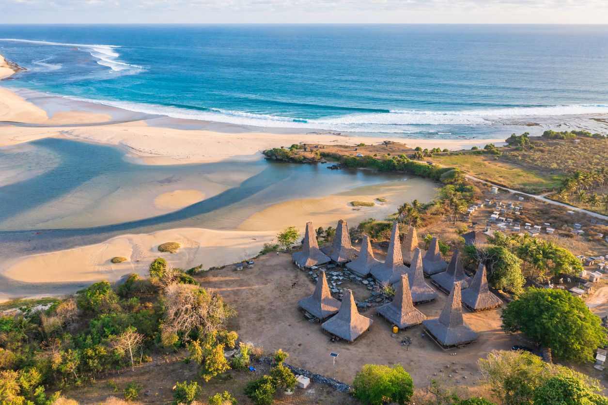 La isla más desconocida de Indonesia es también una de las más auténticas: playas salvajes, aldeas ancestrales y paisajes intactos en un paraíso llamado Sumba