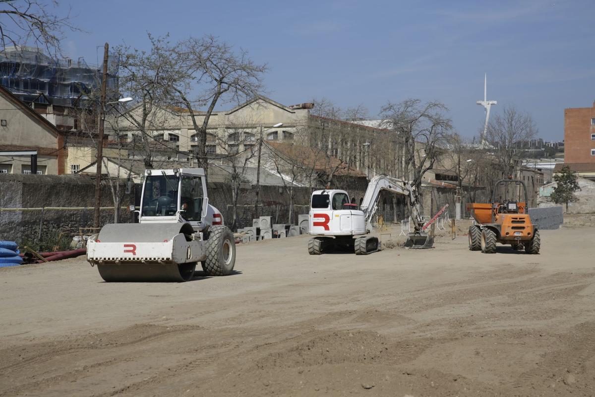 La nueva Marina del Prat Vermell de Barcelona ganará más de un millar de vecinos antes de un año. Las obras de edificios de pisos, oficinas y reurbanización avanzan a todo ritmo, con un horizonte de 12.000 viviendas nuevas entre obra pública y privada.