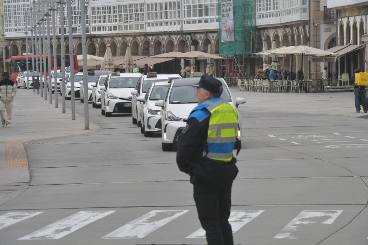 Llegada a O Parrote de la caravana de taxis que partió del Milenium.