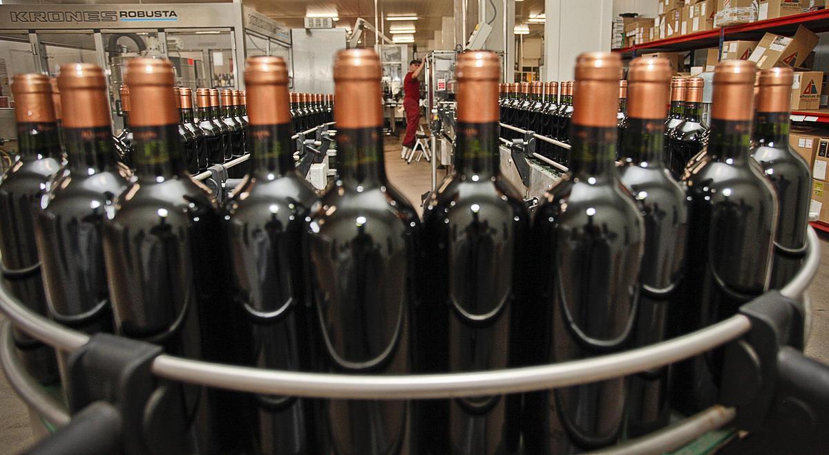 Embotellado de vino en una bodega de la provincia.