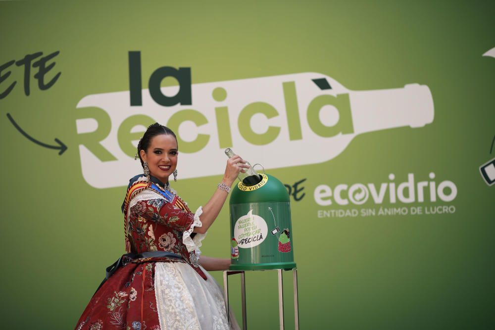 Marina Civera predica con el ejemplo en la campaña "la reciclà" de Ecovidrio, en el que las comisiones competirán por ser la que más cristal recicla.
