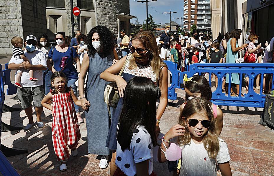 Colas a la entrada del Auditorio momentos antes del inicio. | Luisma Murias