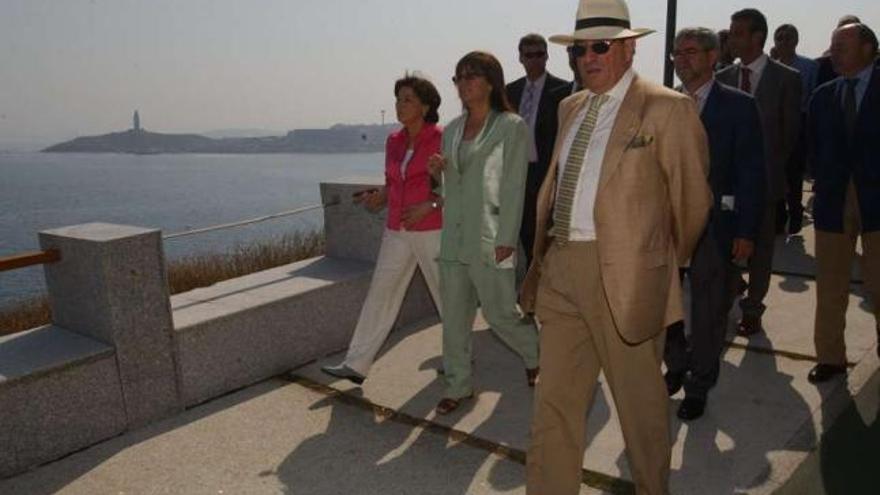 Vázquez acompaña a la ministra Narbona en la inauguración del paseo de O Portiño, en 2004. / víctor echave