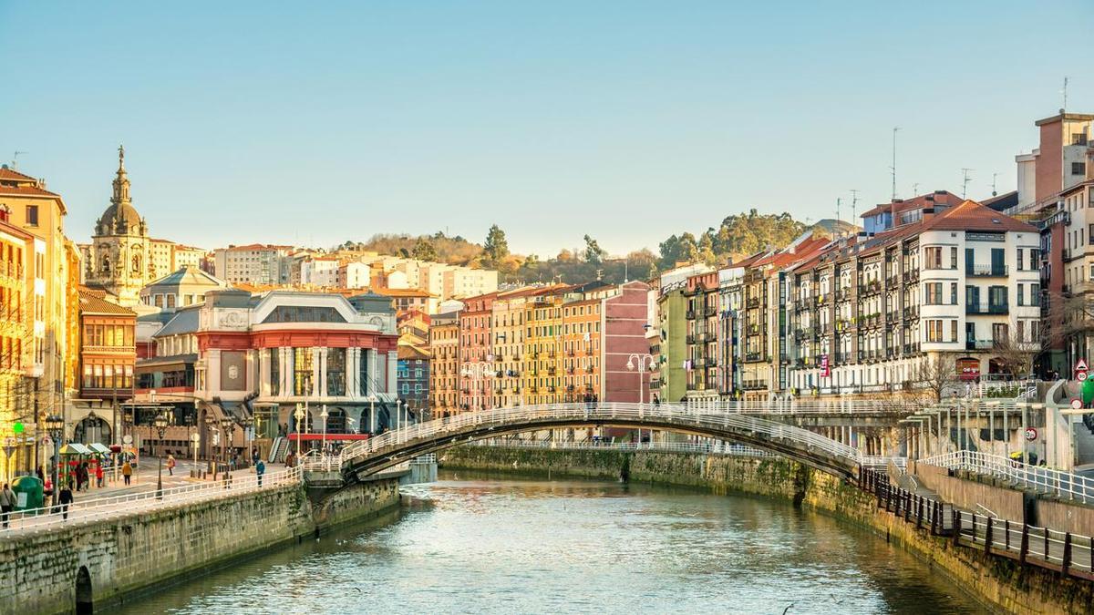 Rivera de Bilbao en un día soleado