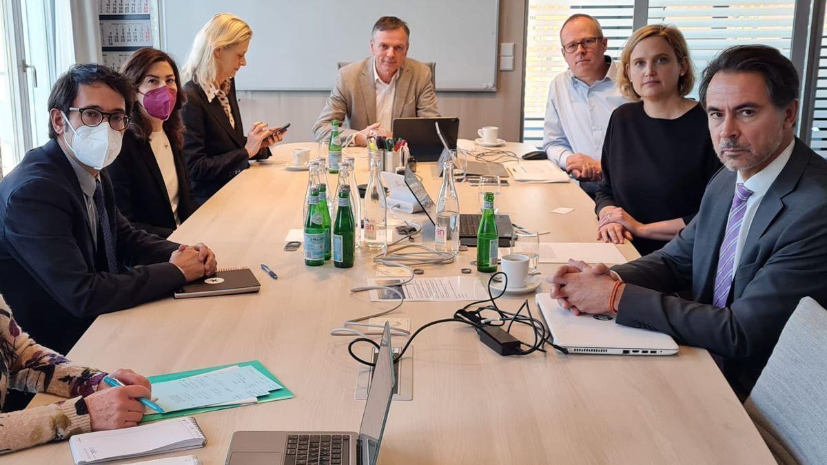 Miembros del Govern balear y las navieras, reunidos en Hamburgo