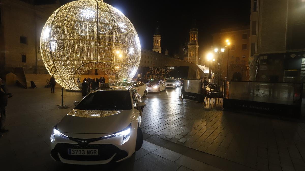 Caravana de taxis en Zaragoza para acercar la Navidad a los más mayores
