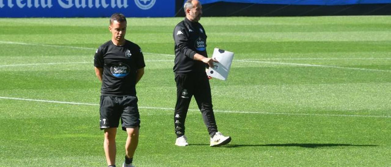 Borja Jiménez, ayer en Riazor junto a su ayudante, Álex Martínez. |  // VÍCTOR ECHAVE