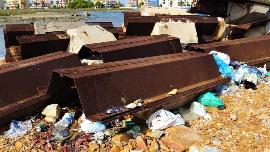 Estado del interior del recinto vallado de Puerto Mayor que es utilizado por los bañistas en los meses de verano