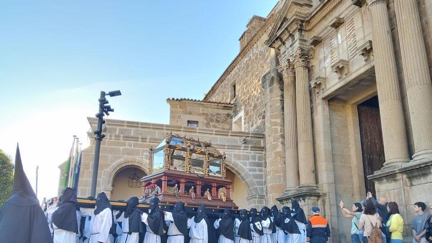 Fotogalería | Las imágenes de la procesión de la Soledad y el Santo Sepulcro de Plasencia