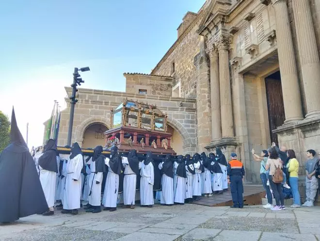 Fotogalería | Las imágenes de la procesión de la Soledad y el Santo Sepulcro de Plasencia