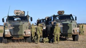 Foto de soldados del cuartel de Keswick, en Adelaida, en el aeropuerto de Kingscote, Kangaroo Island (Australia). EFE/EPA/DAVID MARIUZ