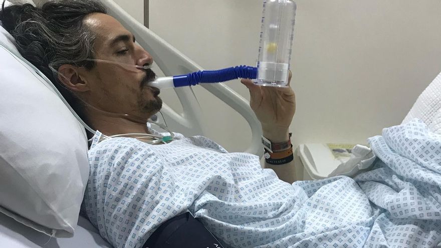 Javier Vega regresa a casa en un avión medicalizado