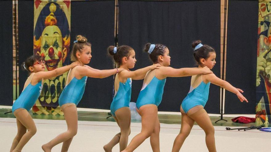 El atractivo de la gimnasia rítmica desborda el pabellón de A Senra