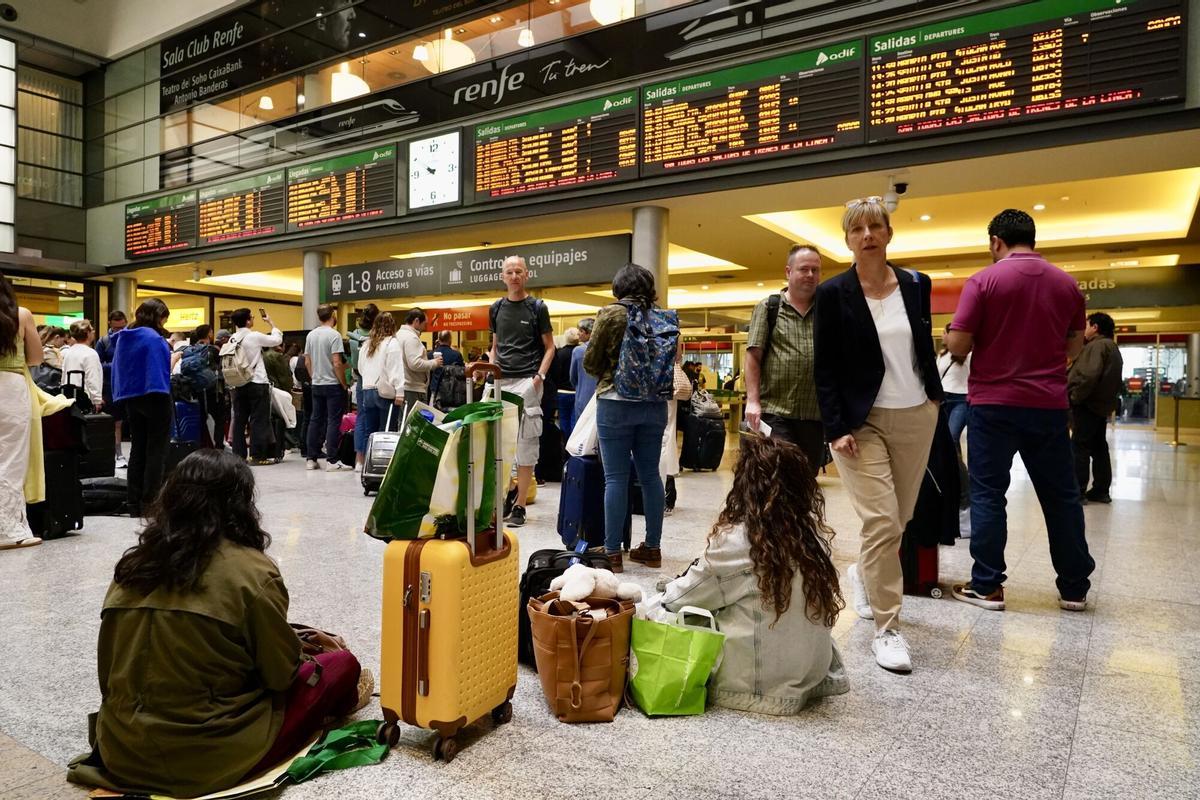 MLG 05-05-2025.-Miles de pasajeros se agolpan en la estación María Zambrano, por el retraso de los trenes a causa del robo de cables