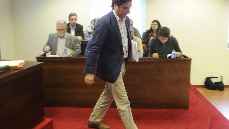 El alcalde, en primer término, y al fondo la oposición en un pleno de Sada.