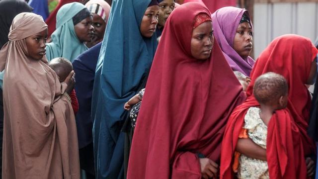 Mares amb els seus fills esperen a la instal·lació del Programa Mundial d’Aliments a Mogadiscio.  |  HASSAN ALI EMII / AFP