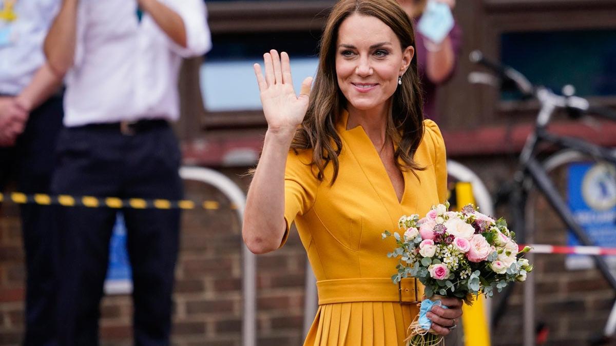 Kate Middleton recibe un ramo de flores durante su visita al hospital de Surrey