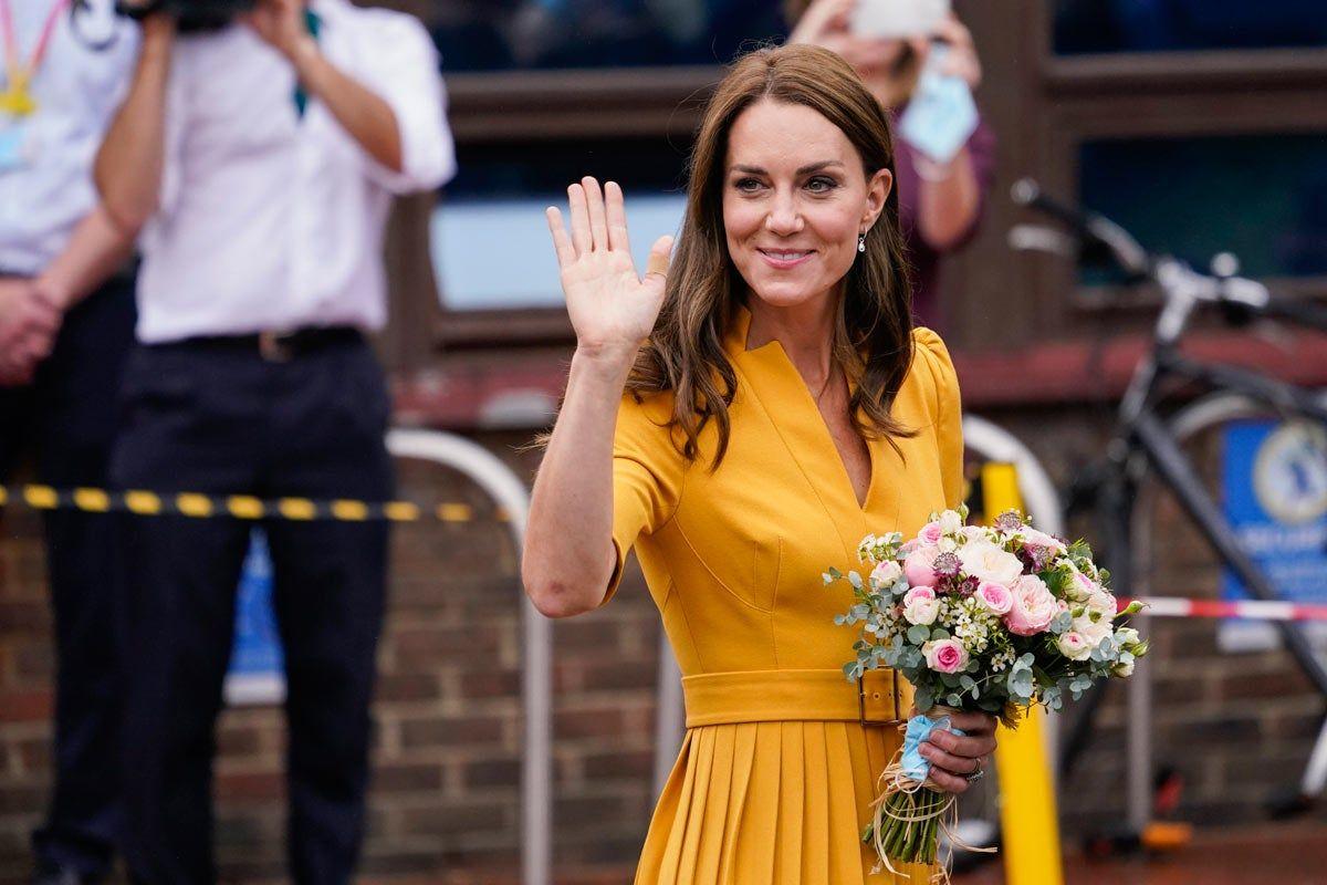 Kate Middleton recibe un ramo de flores durante su visita al hospital de Surrey