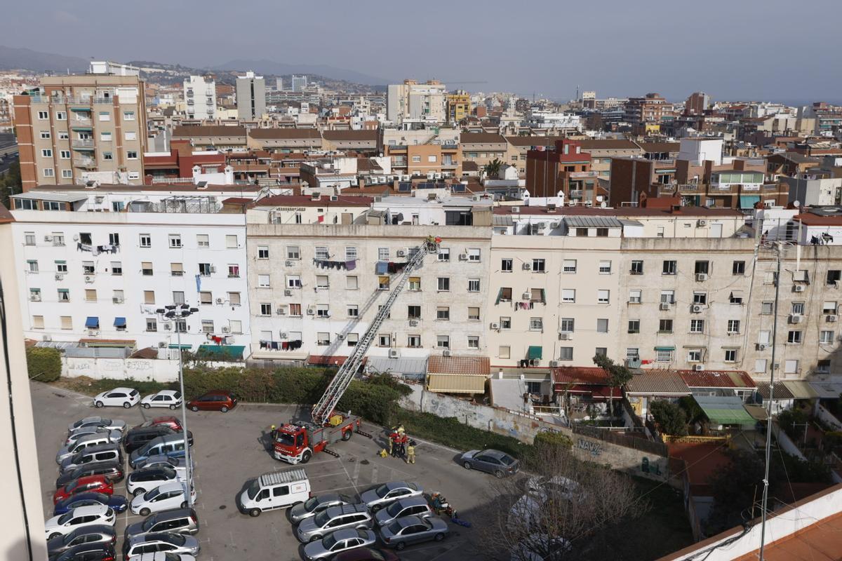 Un edificio de cinco plantas se derrumba en Badalona