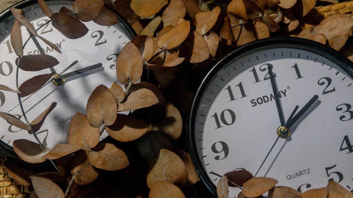 Los relojes pasarán al horario de invierno en la madrugada del sábado al domingo.
