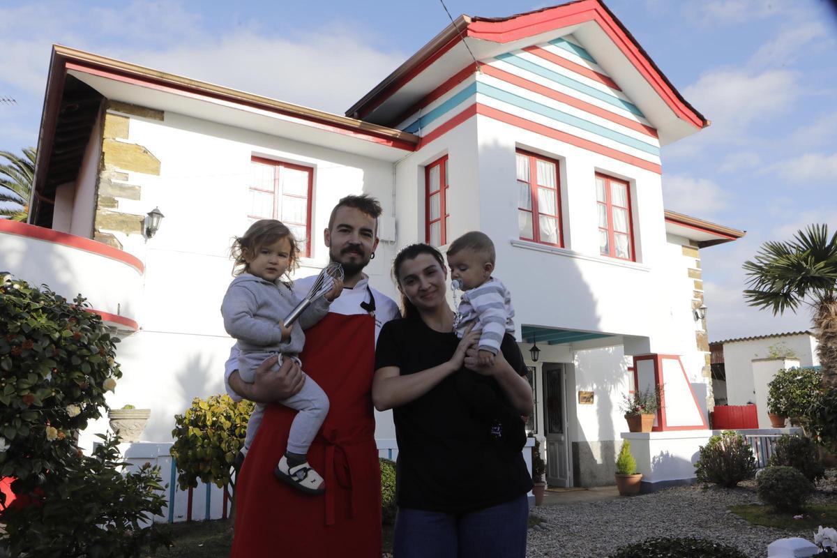 Jontahan González con su familia en la pastelería Cabo Busto