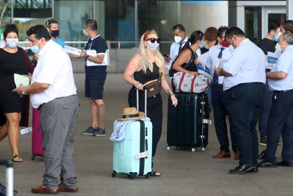 Turistas llegando al aeropuerto de Málaga